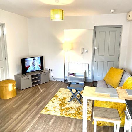 Stylish Cosy And Bright Apartment - Fantastic Location - Perfect For Business Or Solo Travellers Bishop's Stortford Exterior foto