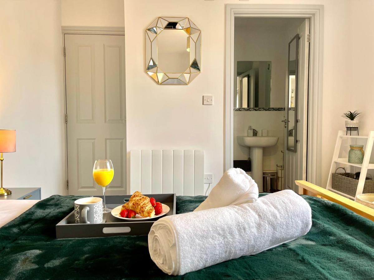 Stylish Cosy And Bright Apartment - Fantastic Location - Perfect For Business Or Solo Travellers Bishop's Stortford Exterior foto