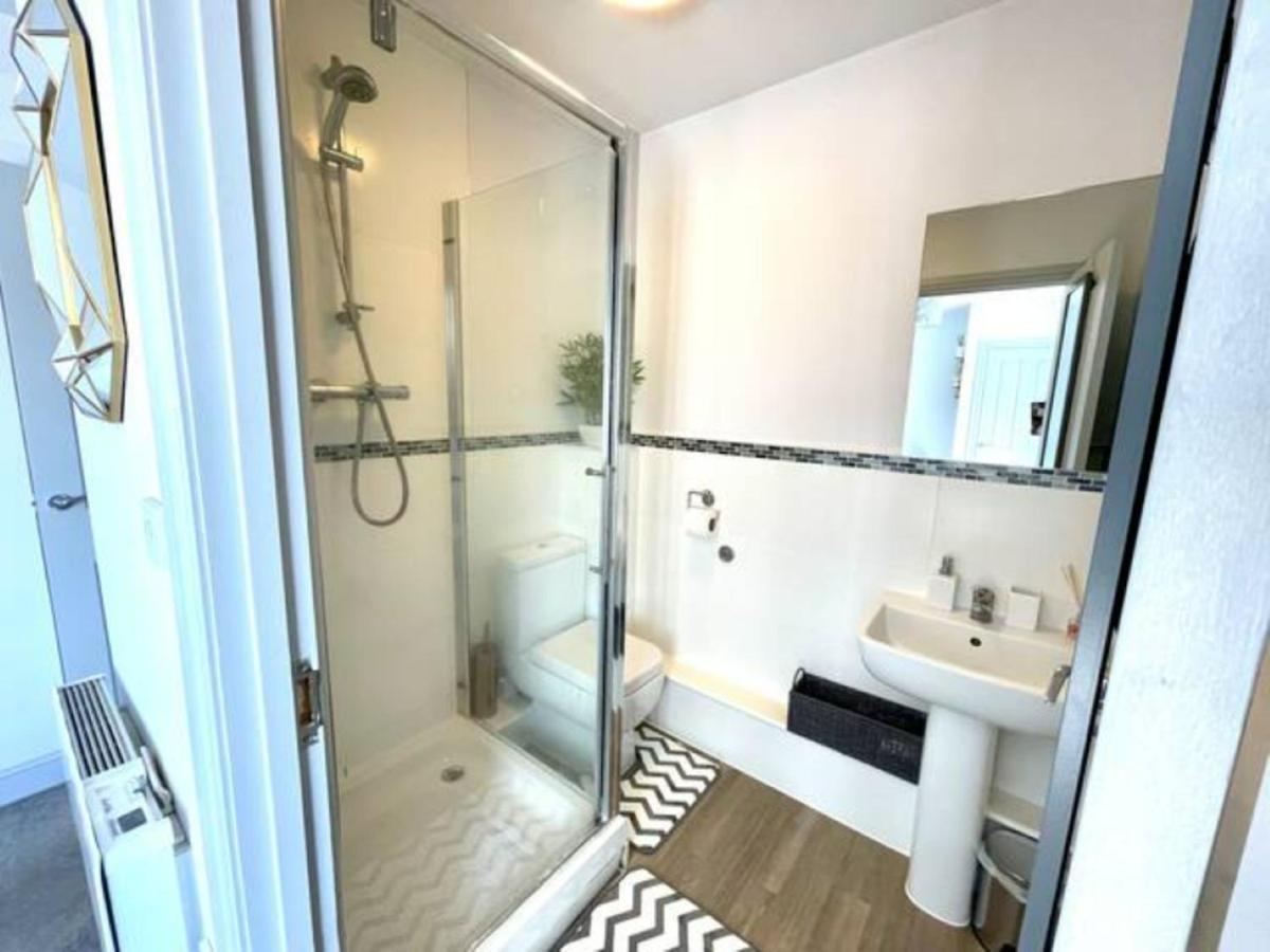 Stylish Cosy And Bright Apartment - Fantastic Location - Perfect For Business Or Solo Travellers Bishop's Stortford Exterior foto