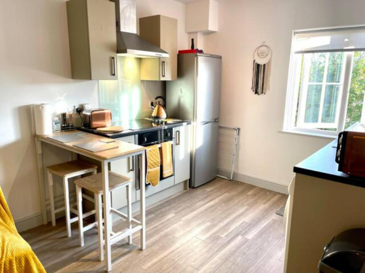 Stylish Cosy And Bright Apartment - Fantastic Location - Perfect For Business Or Solo Travellers Bishop's Stortford Exterior foto